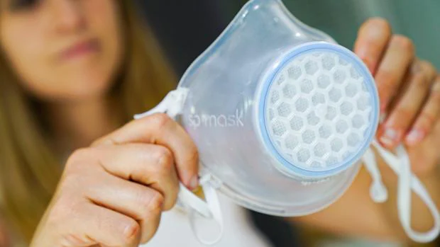 Una empresa valenciana crea una mascarilla reutilizable de plástico con diez filtros intercambiables