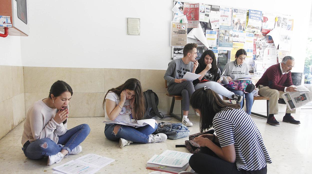 Los alumnos repasando sus apuntes en la Selectividad gallega en una imagen de archivo