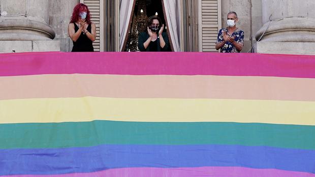 Torra y Colau desobedecen al Supremo colgando banderas arcoiris por el Orgullo