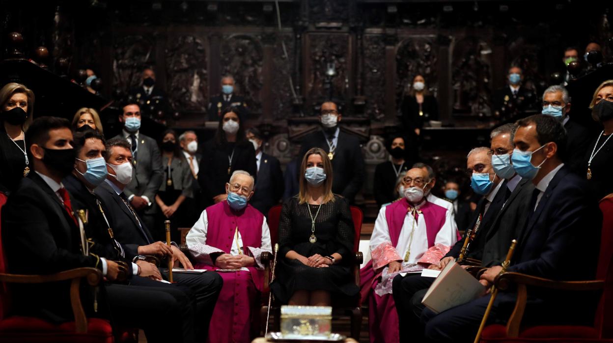 La alcaldesa de Lugo, Lara Méndez (c), asiste a la ofrenda del antiguo reino de Galicia al Santísimo de la Catedral de Lugo, el domingo