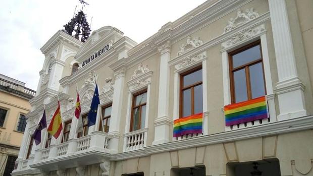 Se querellan contra el alcalde de Guadalajara por colgar la bandera arcoíris