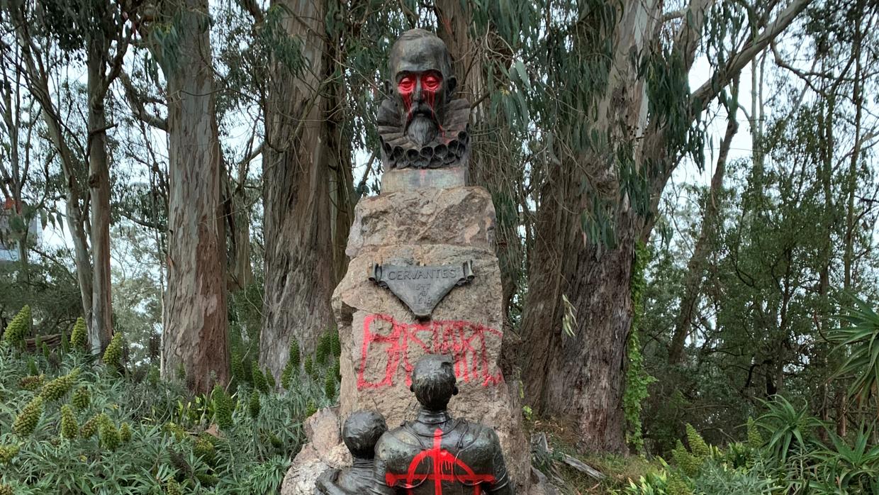 Imagen de las pintadas en la estatua de Cervantes en California