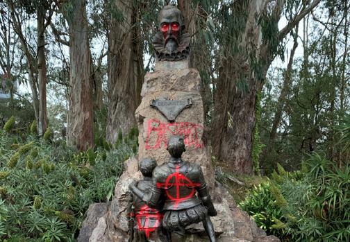 Imagen de las pintadas en la estatua de Cervantes en California