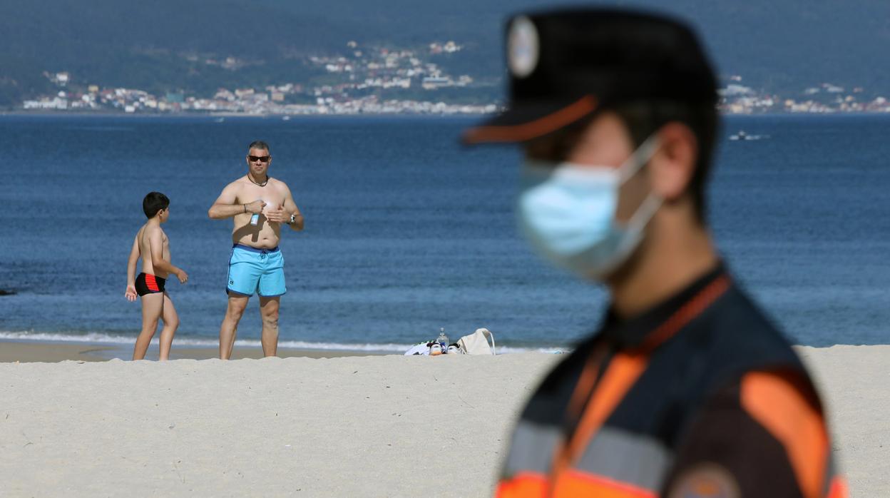 Labores de preparación en una playa de Portoson