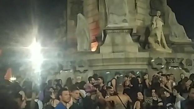 VÍDEO: Una marcha «antirracista» acaba con llamas en el monumento a Colón en Barcelona