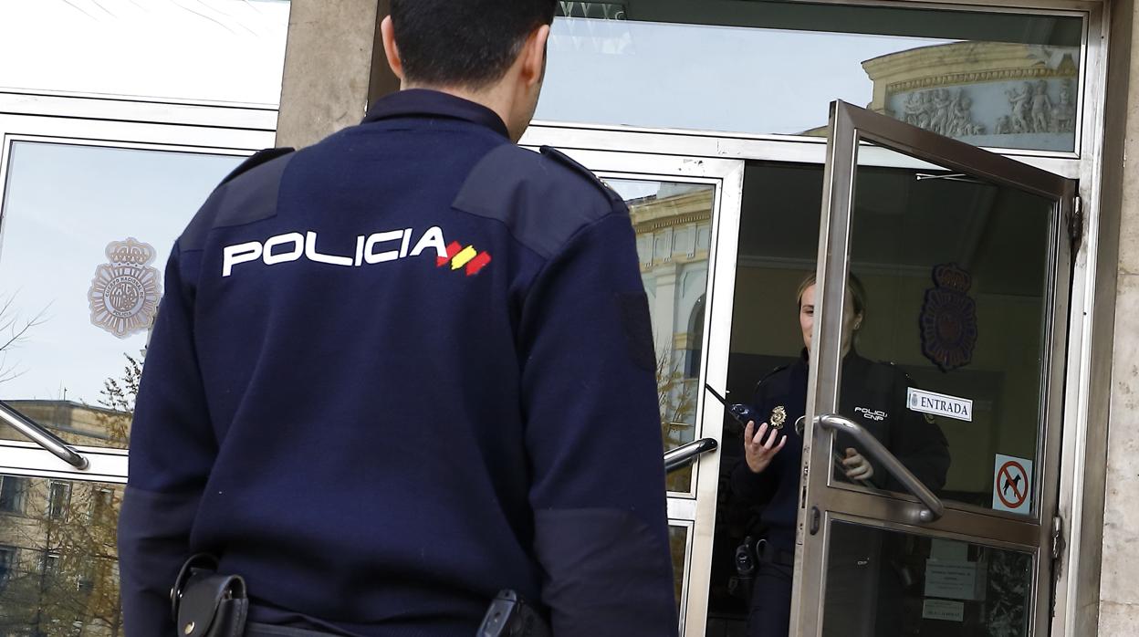 Agentes en las puertas de la Jefatura Superior de Policía de Zaragoza