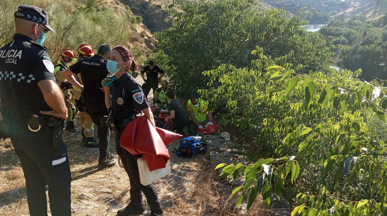 Bomberos, Policía Nacionaly Policía local, además de sanitarios, participaron en el rescate del hombre