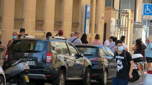 Colas en centros de salud de Alicante al atender solo urgencias graves por el coronavirus