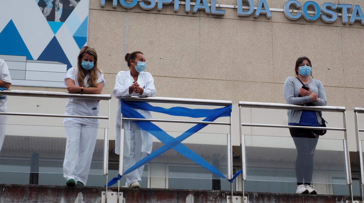 Miembros del personal del Hospital da Costa, en Burela (Lugo)