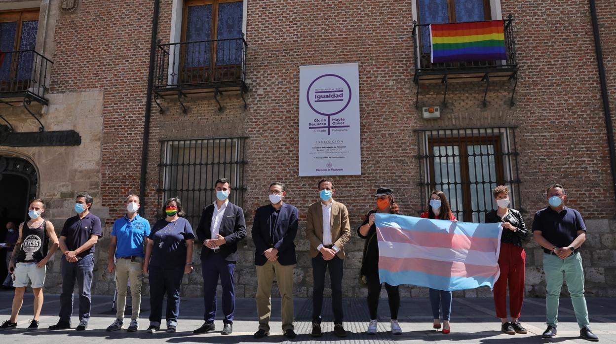 El presidente de la Diputación de Valladolid, Conrado Íscar, junto a otros miembros de la institución provincial y de colectivos LGTBI el dia de la colocación de la bandera