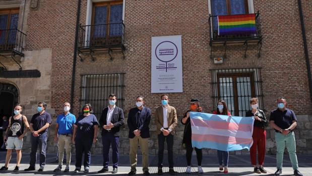 Un juzgado obliga a la Diputación de Valladolid a retirar la bandera LGTBI