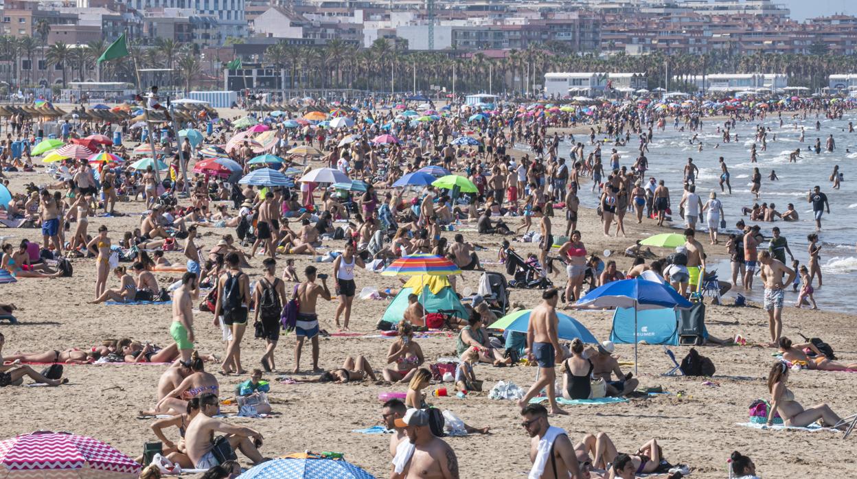 Imagen de la playa de la Malvarrosa de Valencia tras el fin del Estado de Alarma