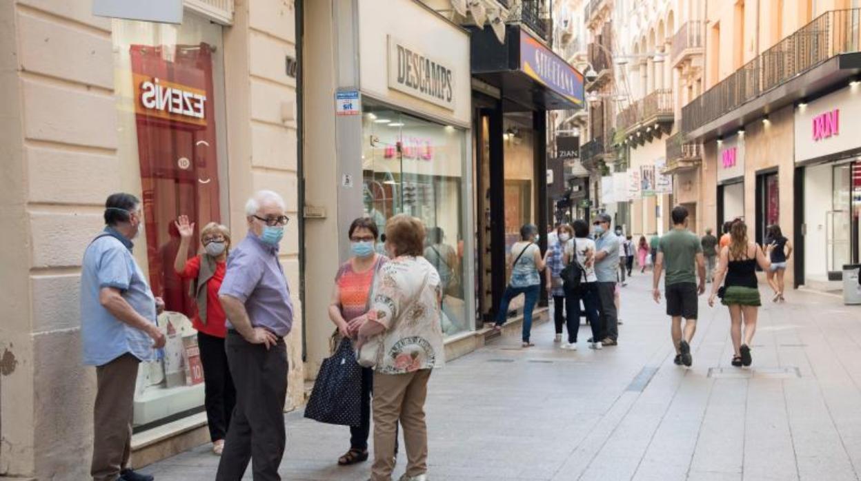 Vecinos de Lérida, hace unas semanas en el centro de la capital