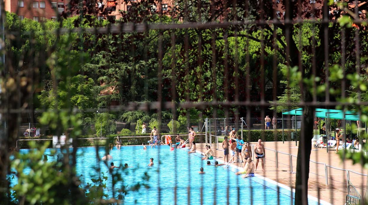 Imagen de archivo de una piscina abierta en época pre-Covid, con libertad de aforo