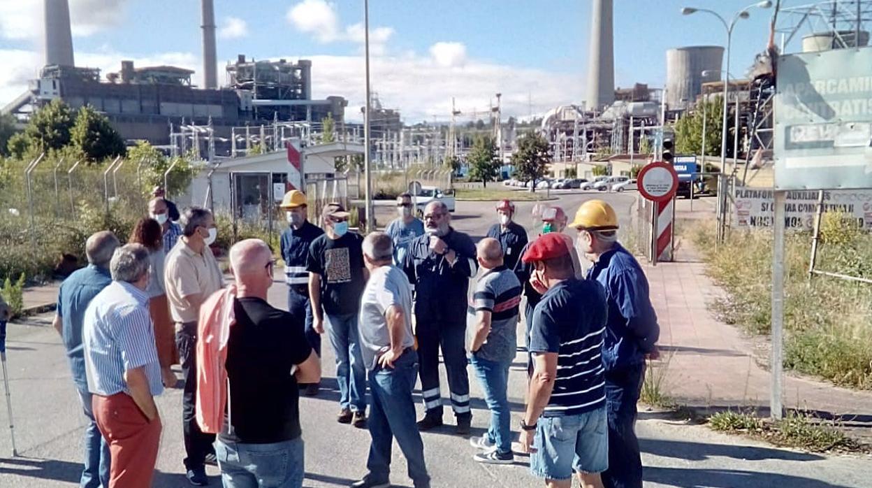 Trabajadores, concentrados ayer frente a la central térmica de Compostilla II