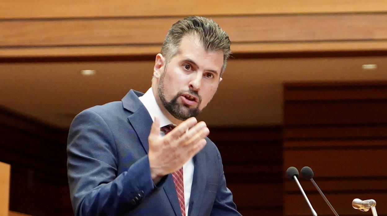 El portavoz del Grupo Socialista en las Cortes, Luis Tudanca, durante su intervención en el debate del estado de la Comunidad