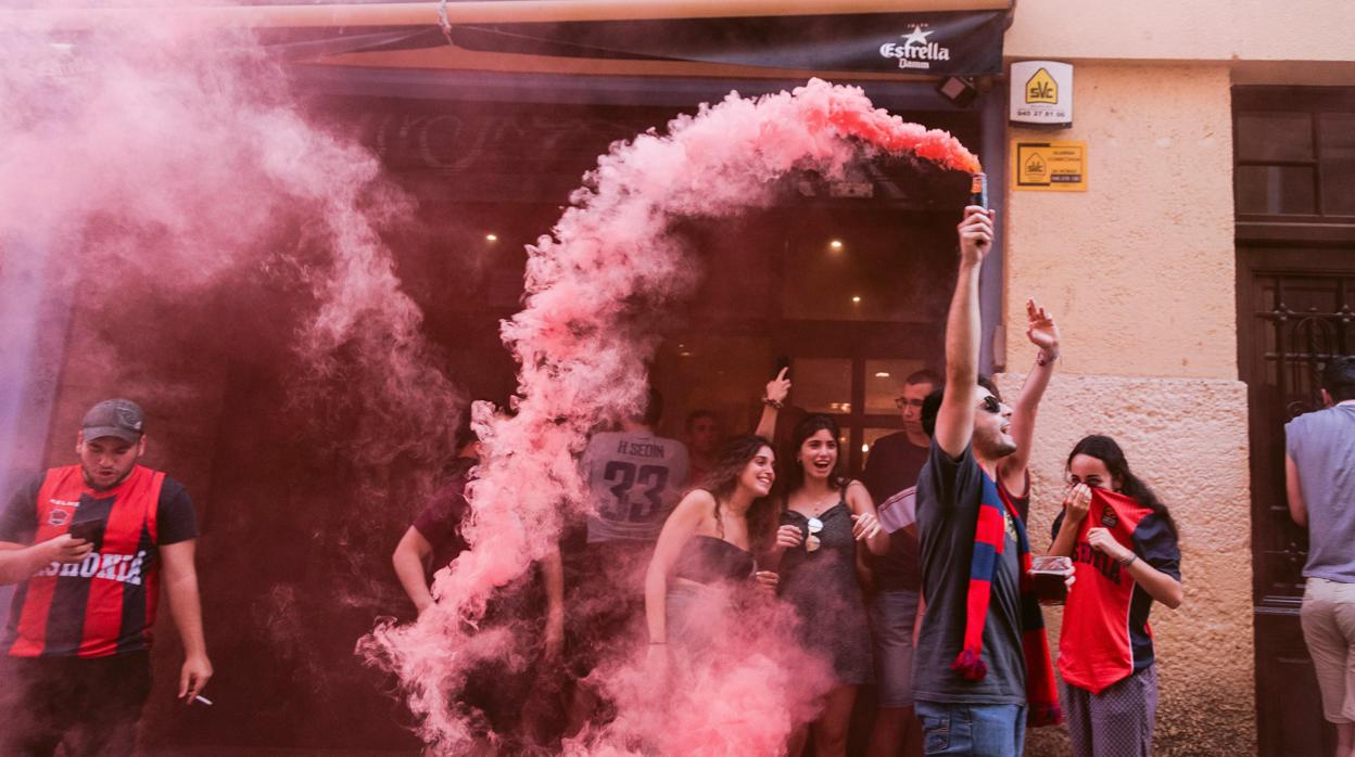 Varios aficionados del Baskonia celebran la victoria del conjunto este martes en Vitoria