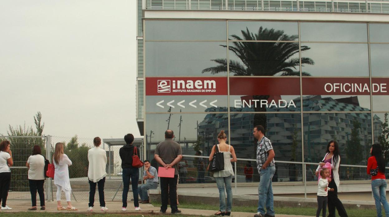 Desempleados haciendo cola ante una oficina del Instituto Aragonés de Empleo