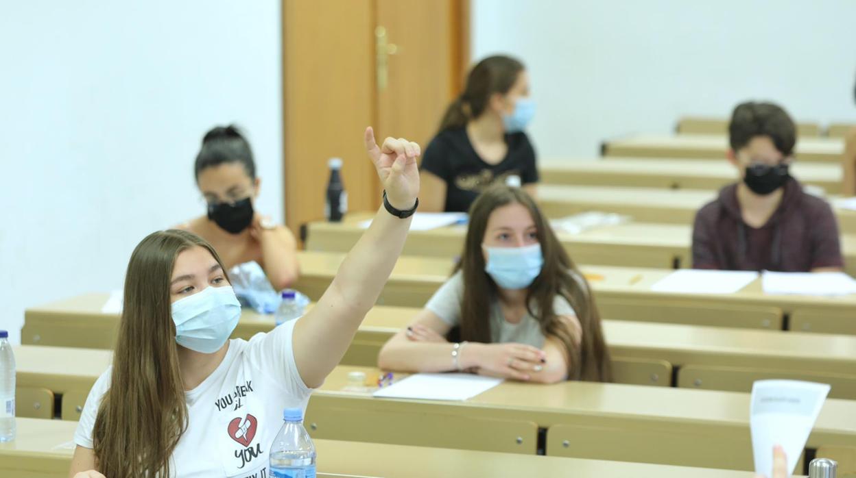 Alumnos realizando la EBAU en Valladolid