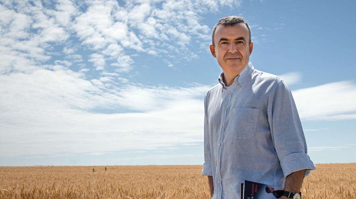 El escritor Lorenzo Silva, en uno de los campos de trigo alrededor de su casa en Illescas (Toledo)
