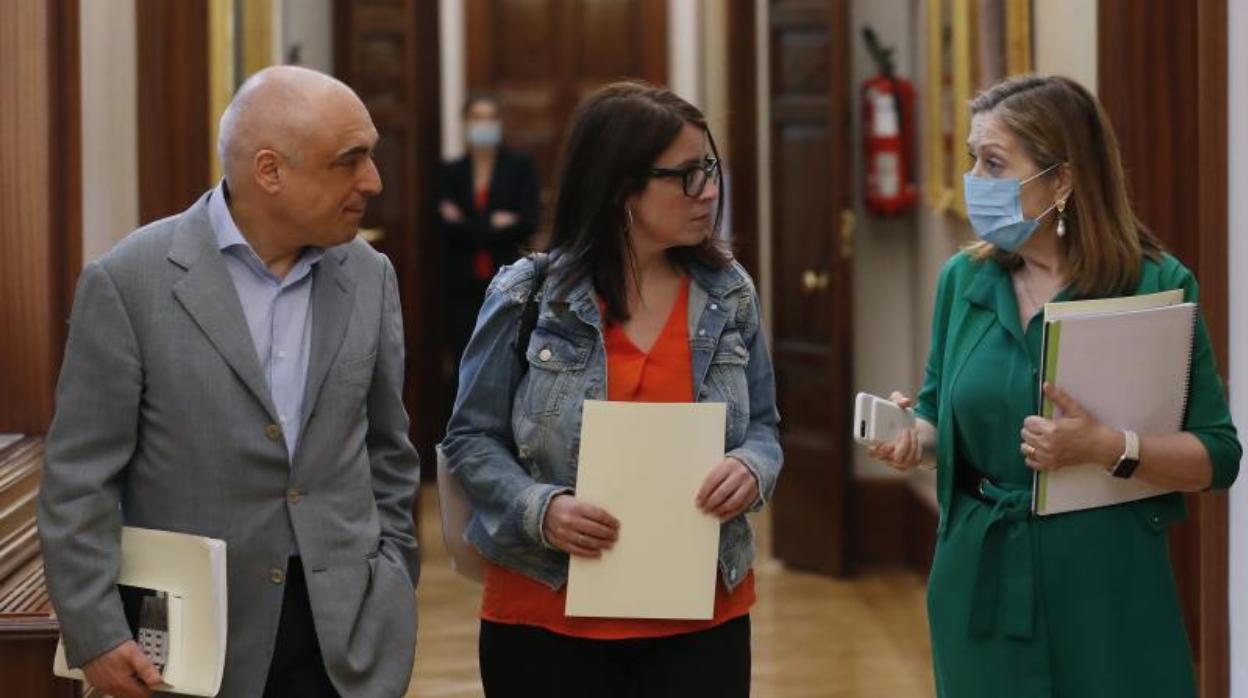 La exministra de Sanidad, la popular Ana Pastor, conversa con la portavoz socialista, Adriana Lastra, y el secretario general de este grupo parlamentario, Rafael Simancas