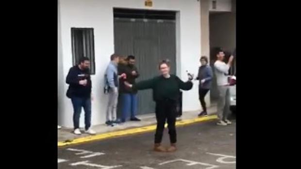 La alcaldesa que estuvo de fiesta en la calle en pleno confinamiento paga la multa pero rechaza dimitir