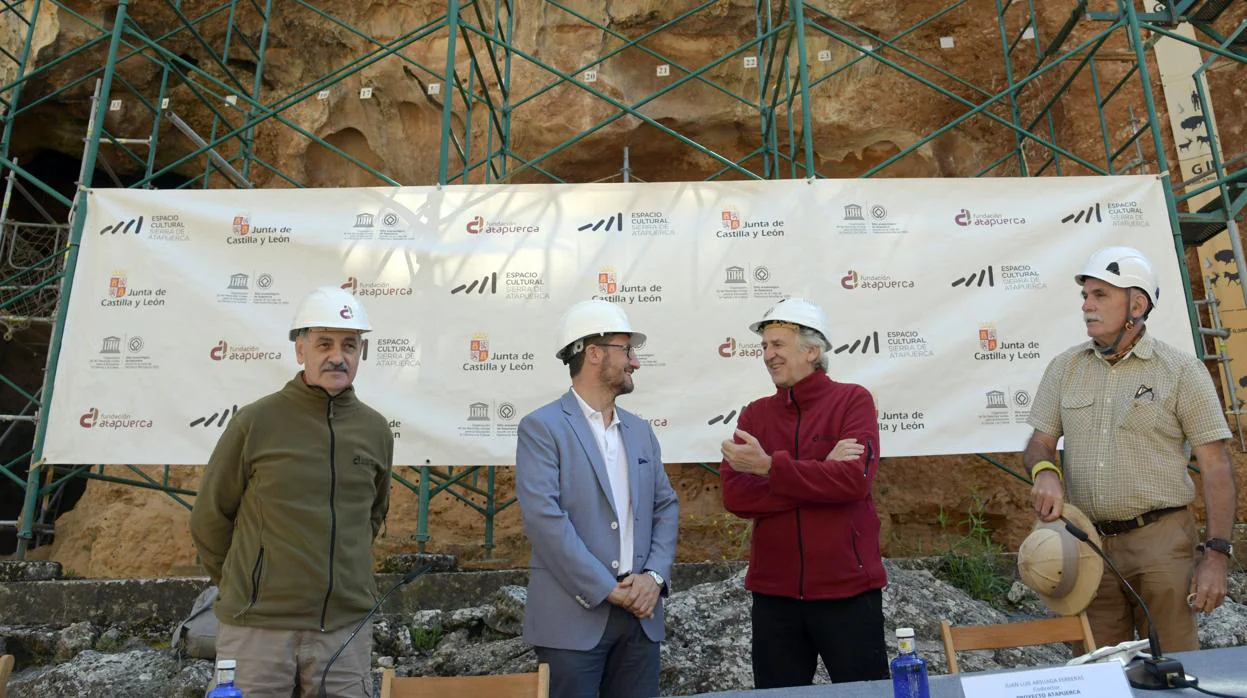 Los codirectores del Proyecto Atapuerca, Juan Luis Arsuaga (2D), José María Bermúdez de Castro (I) y Eudald Carbonell (D), charlan con el director general de Patrimonio Cultural de la Junta, Gumersindo Bueno Benito (2I)