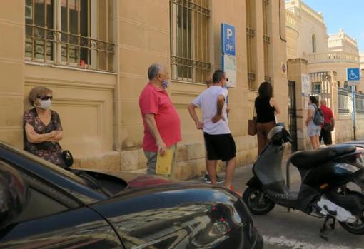 Usuarios esperando para acceder al centro El Pla-Hospital en Alicante