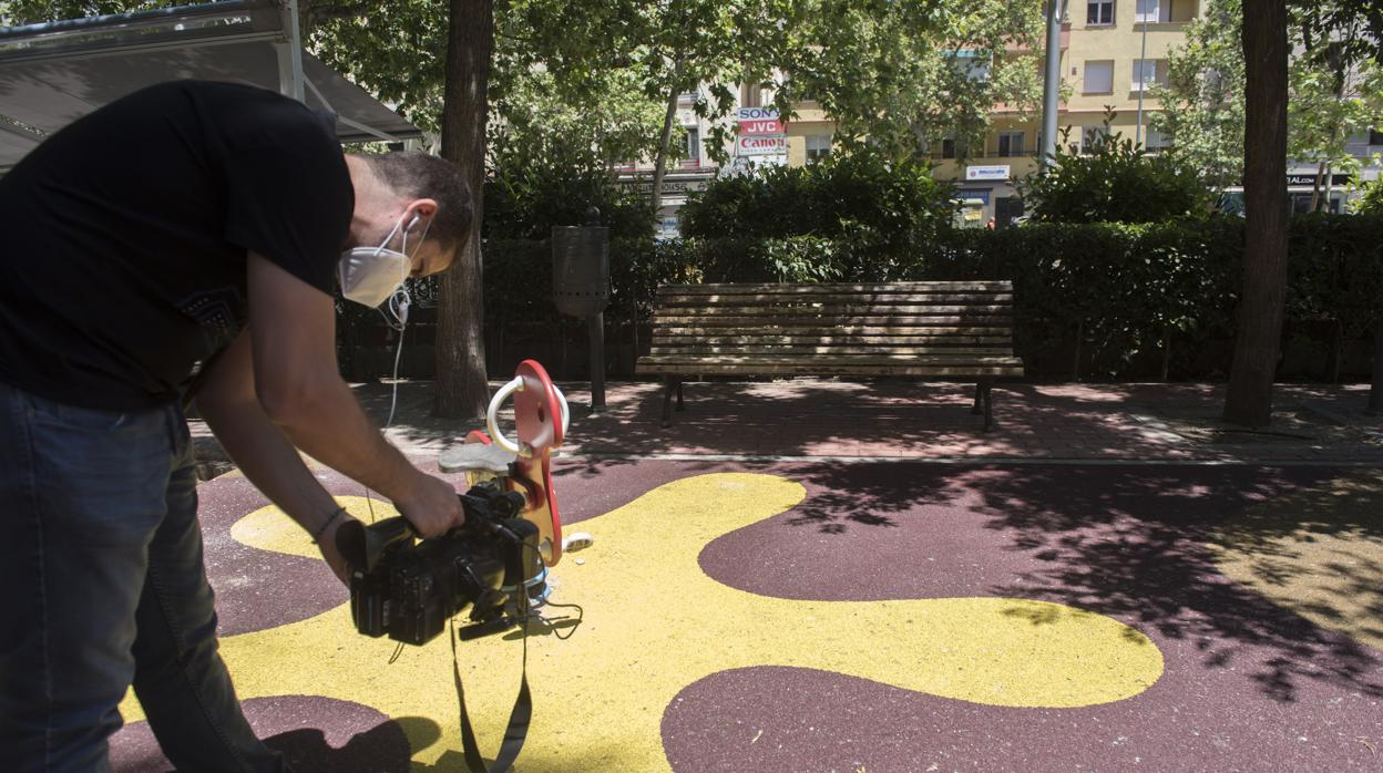 El banco del parque infantil, ubicado en el barrio de Salamanca, donde fue hallado el cadáver