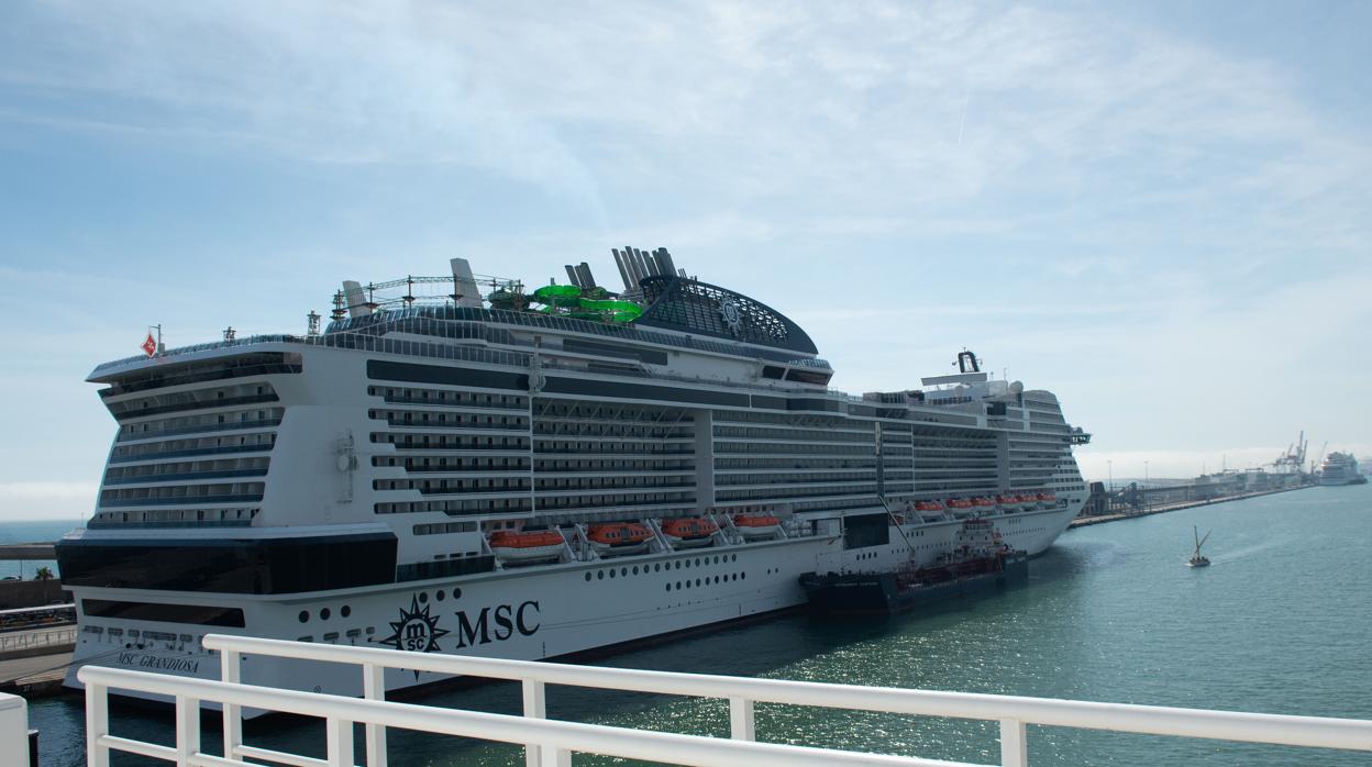 Un crucero atracado en el puerto de Barcelona después de decretarse el estado de alarma