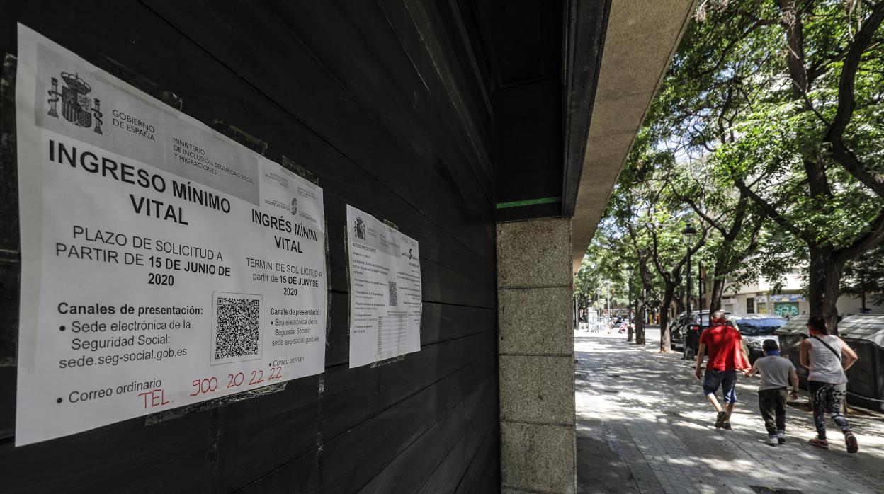 Imagen tomada en una oficina de la Seguridad Social en Valencia en la que se informa de los plazos del Ingreso Mínimo Vital