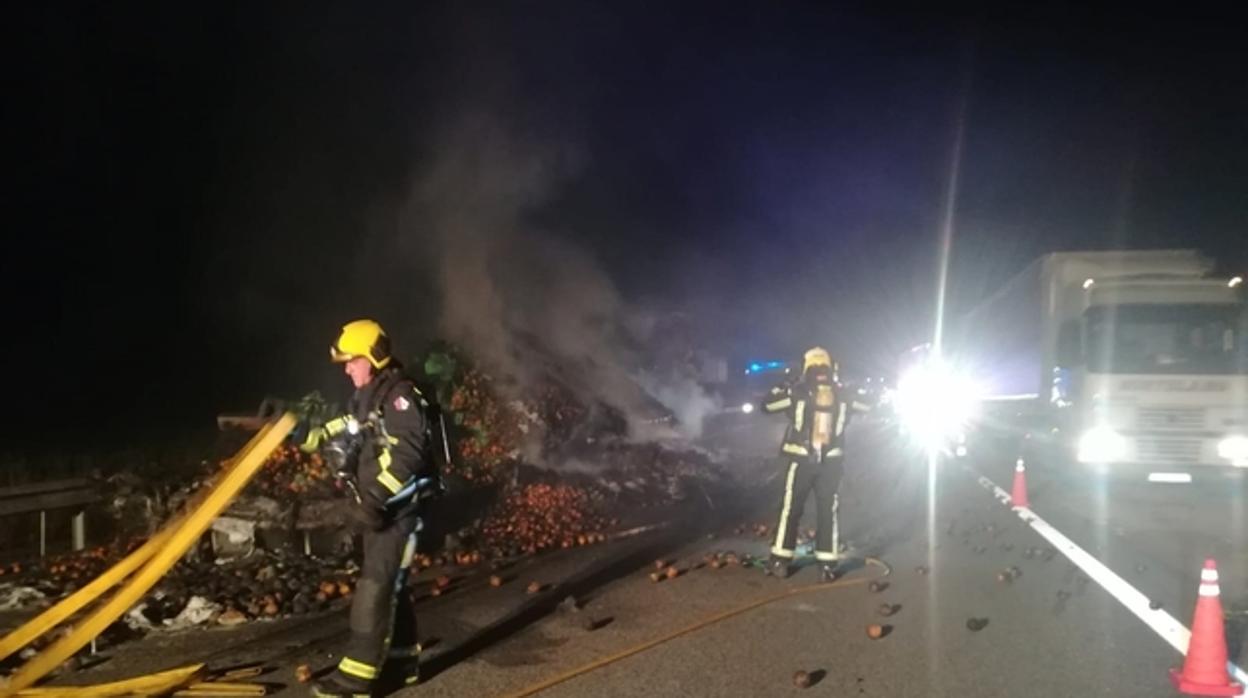 Estado en el que quedó el camión incendiado en la A-3, cerca de Honrubia (Cuenca)