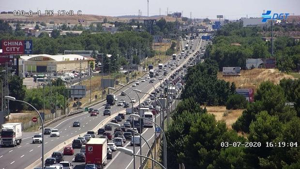 Atascos kilométricos en todas las autovías de salida de Madrid