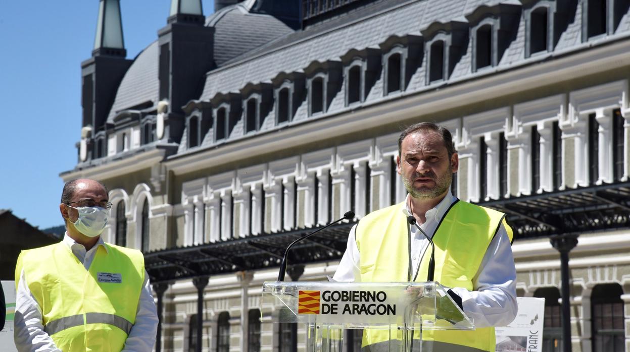 El ministro Ábalos, en Canfranc, observado por el presidente aragonés, Javier Lambán