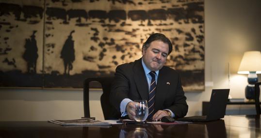 El embajador en el comedor-despacho donde ha estado trabajando durante el confinamiento por el coronavirus