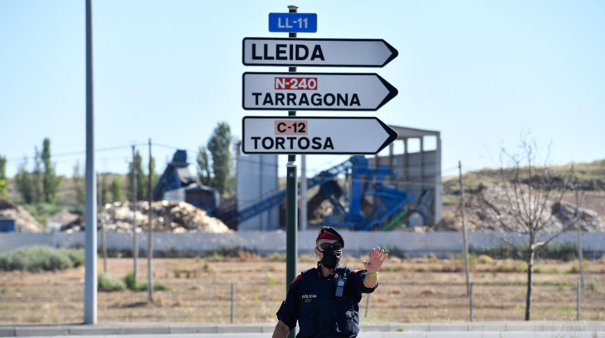 Control de lo Mossos en uno de los accesos a Lérida