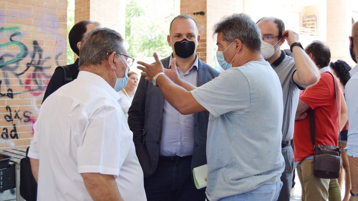 Imagen de Rubén Martínez Dalmau (centro) difundida en sus redes sociales sobre una visita hace unos días al barrio del Carmen en Valencia