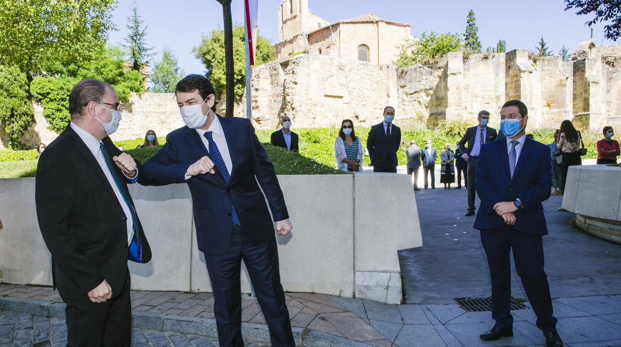 El presidente de Castilla y León, con los de Aragón y de Castilla-La Mancha el viernes en Soria