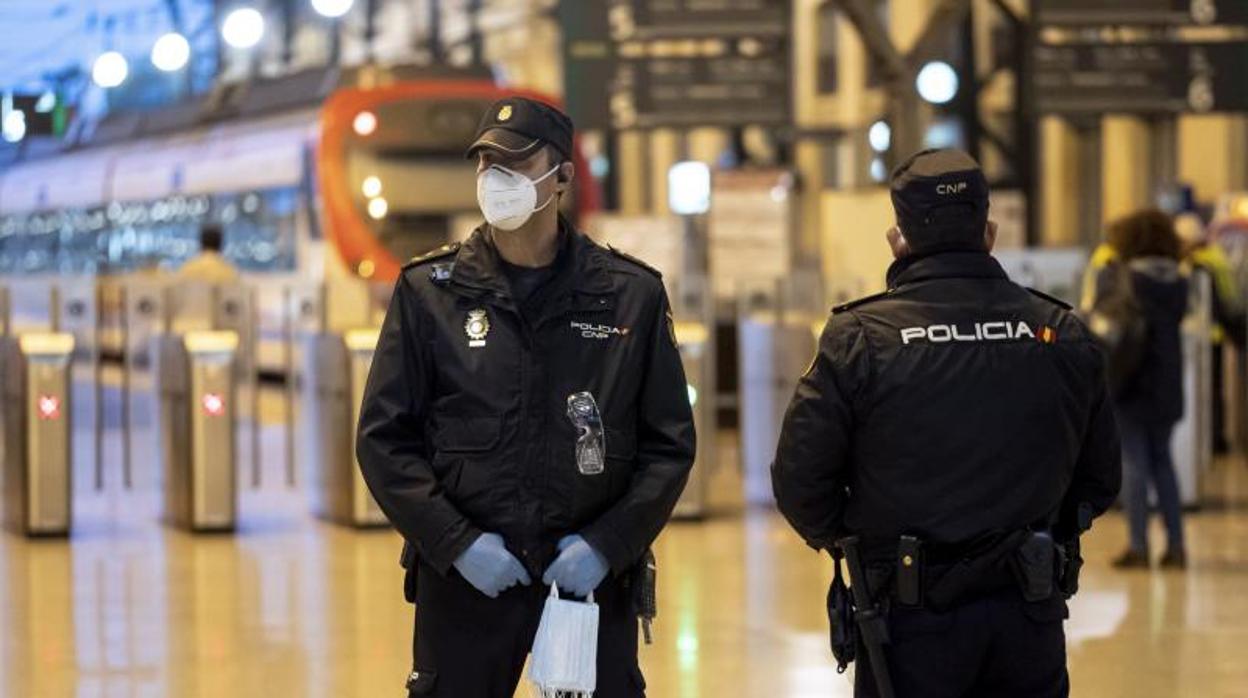 Dos policías nacionales en Valencia