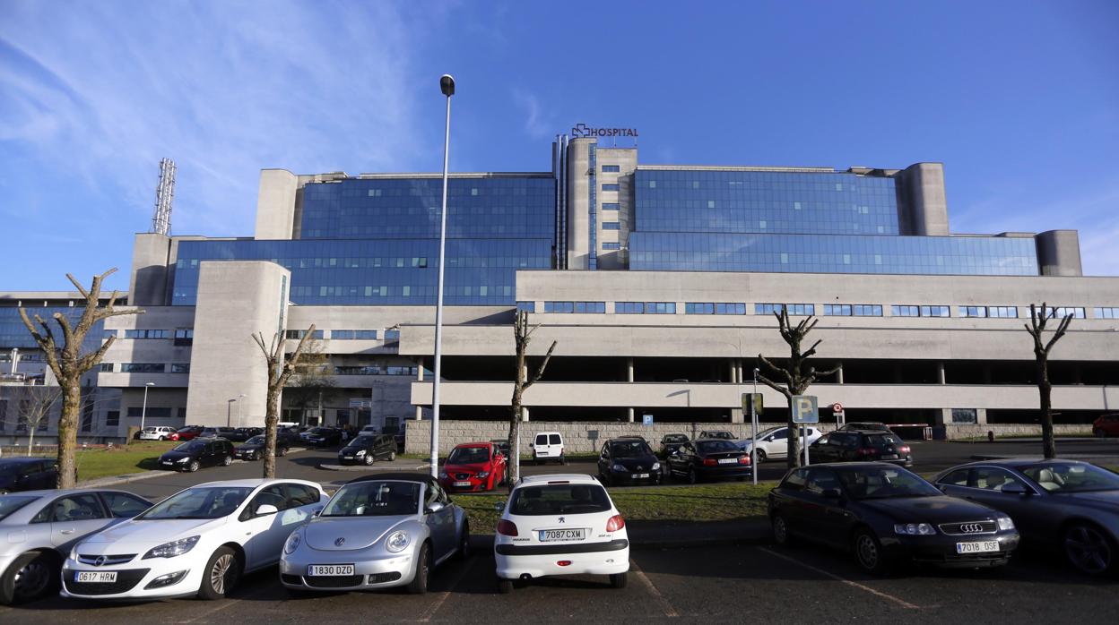 Exteriores del hospital de Santiago, donde se le practicará la autopsia al joven fallecido