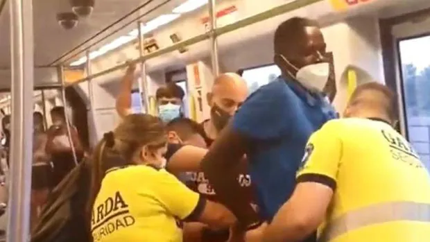Vídeo: reducen y esposan a un pasajero en el Metro de Valencia por «no llevar bien puesta» la mascarilla