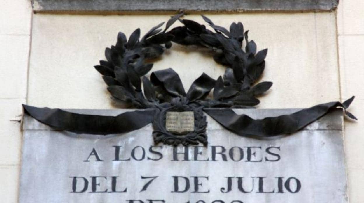 Placa que recuerda a los héroes del 7 de julio de 1822
