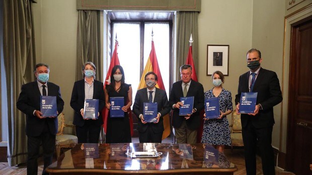 Firmados los «Acuerdos de la Villa», un pacto histórico con la oposición para reconstruir Madrid