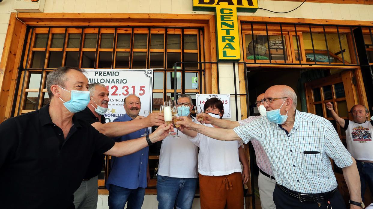 Algunos de los vecinos de Mayorga agraciados con el premio