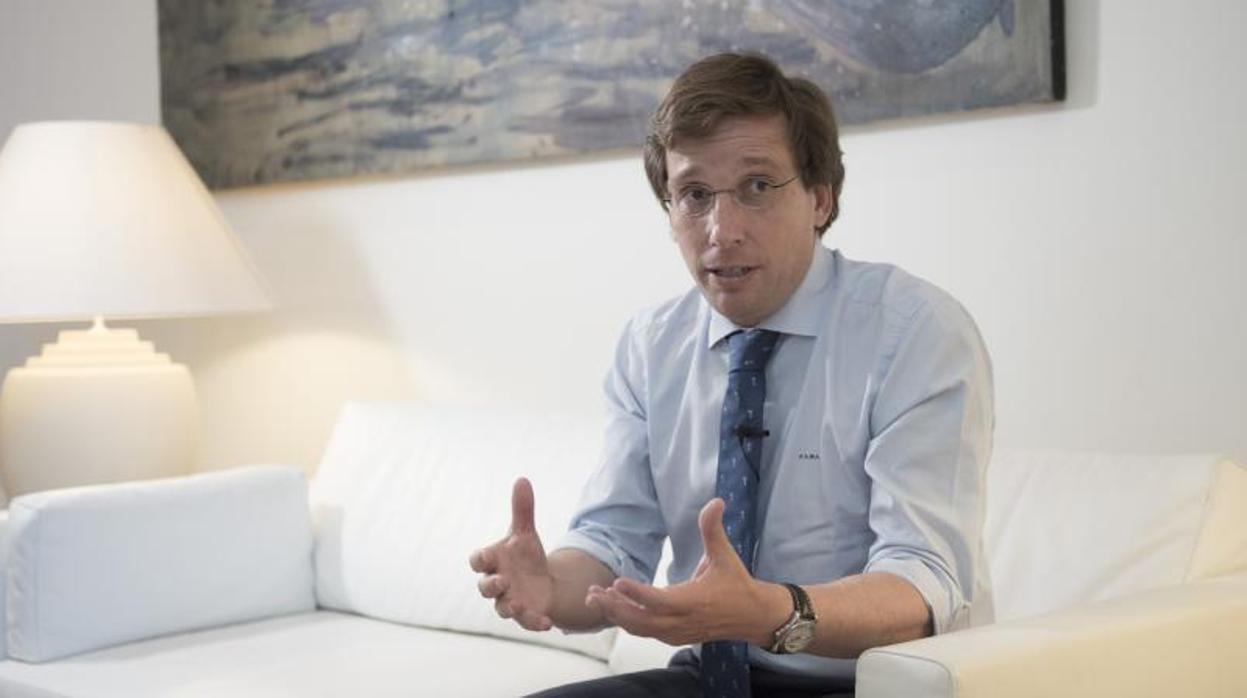 El alcalde de Madrid, José Luis Martínez-Almeida, ayer, en un momento de la entrevista