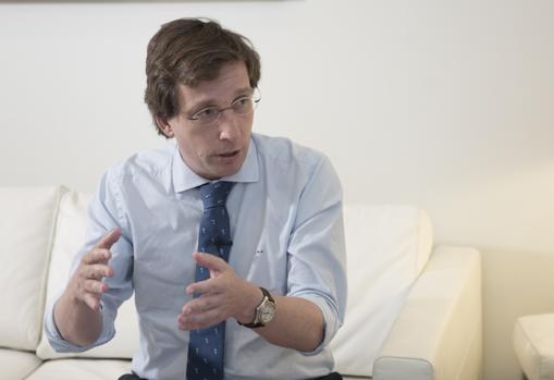 Mar´inez-Almeida durante la entrevista