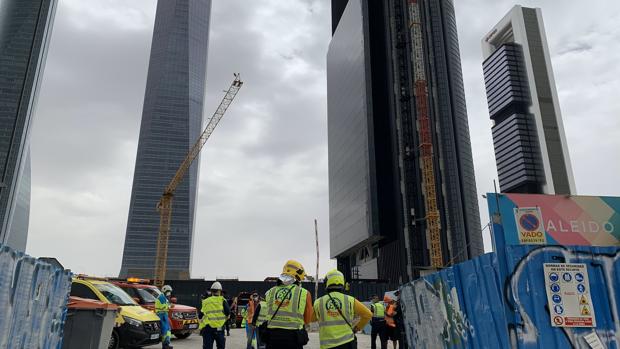 Desalojan la torre Caleido, en construcción, tras una rotura accidental en una tubería de gas