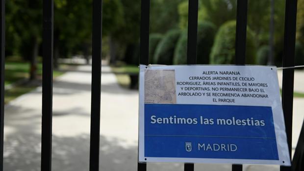 El Retiro y ocho grandes parques reabren mañana tras desactivarse la alerta roja