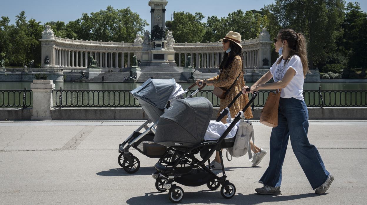 Dos mujeres pasean por El Retiro, el pasado mayo