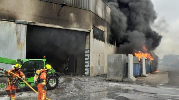 Dos heridos en el incendio de una nave industrial en Aldaia con peligro de derrumbe